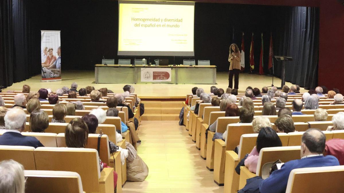 La catedrática de Didáctica de la Lengua, Rosa Ana Martín Vegas, durante la conferencia en el campus. | VÍCTOR GARRIDO