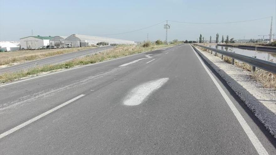 Detectadas nuevas fisuras en la carretera de la aldea de Cordobilla