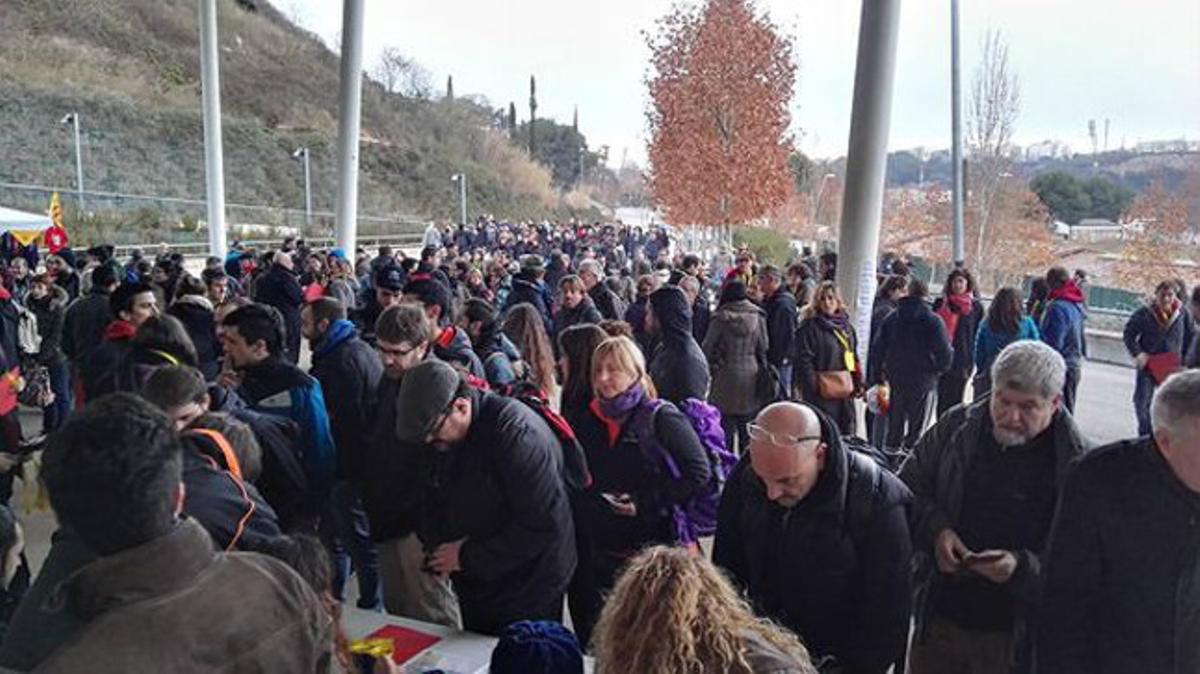 Cues als accessos a la pista coberta d’atletisme de Sabadell, on se celebra l’assemblea de la CUP, aquest diumenge.