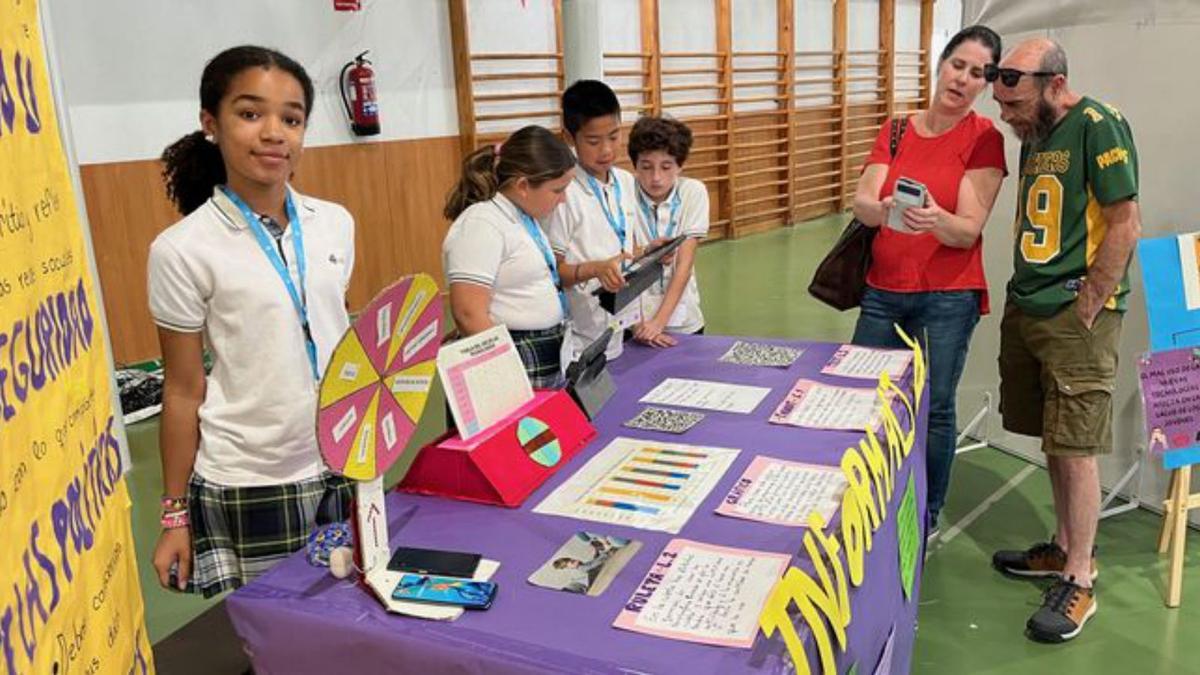 Alumnos y familias recorrieron los diferentes stands de la exposición. | L.O.