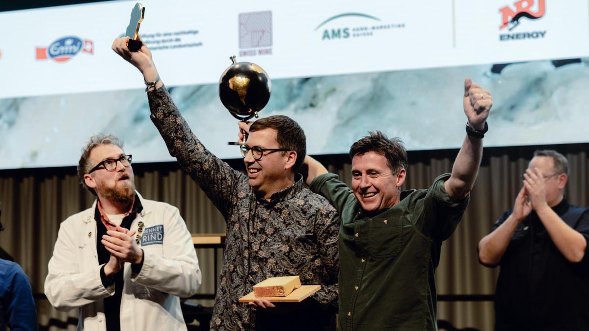 Los elaboradores del gruyer Vorderfultigen spezial, queso ganador de los World Cheese Awards 2025, celebran el triunfo.