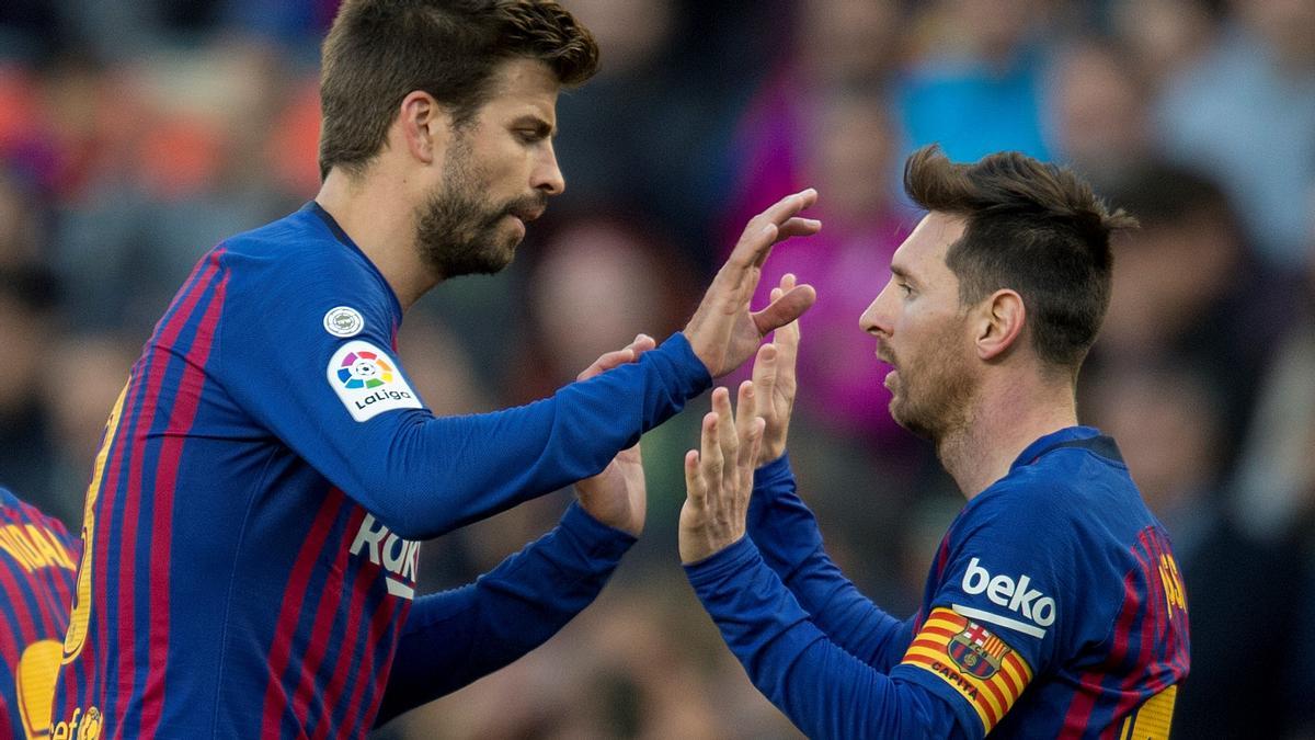 Messi felicitado por Piqué tras el segundo gol durante el partido de liga entre el FC Barcelona y el RCD Espanyol . Fotografía de Jordi Cotrina