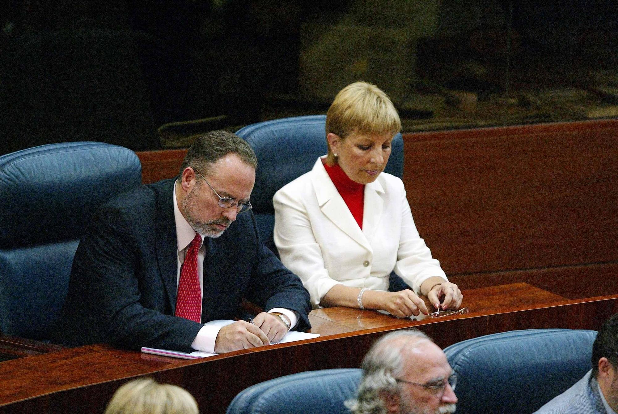 Eduardo Tamayo y María Teresa Sáez, en el debate de investidura de la Asamblea de Madrid de 2003.