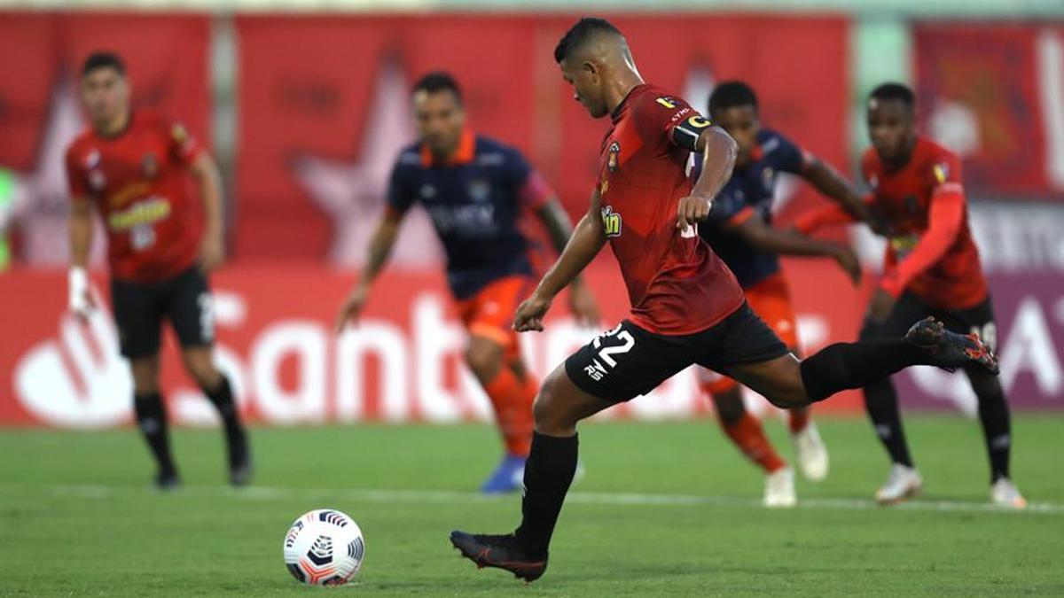 Jorge Echeverría de Caracas lanza un penalti en el partido de la primera fase de la Copa Libertadores entre Caracas FC y César Vallejo.