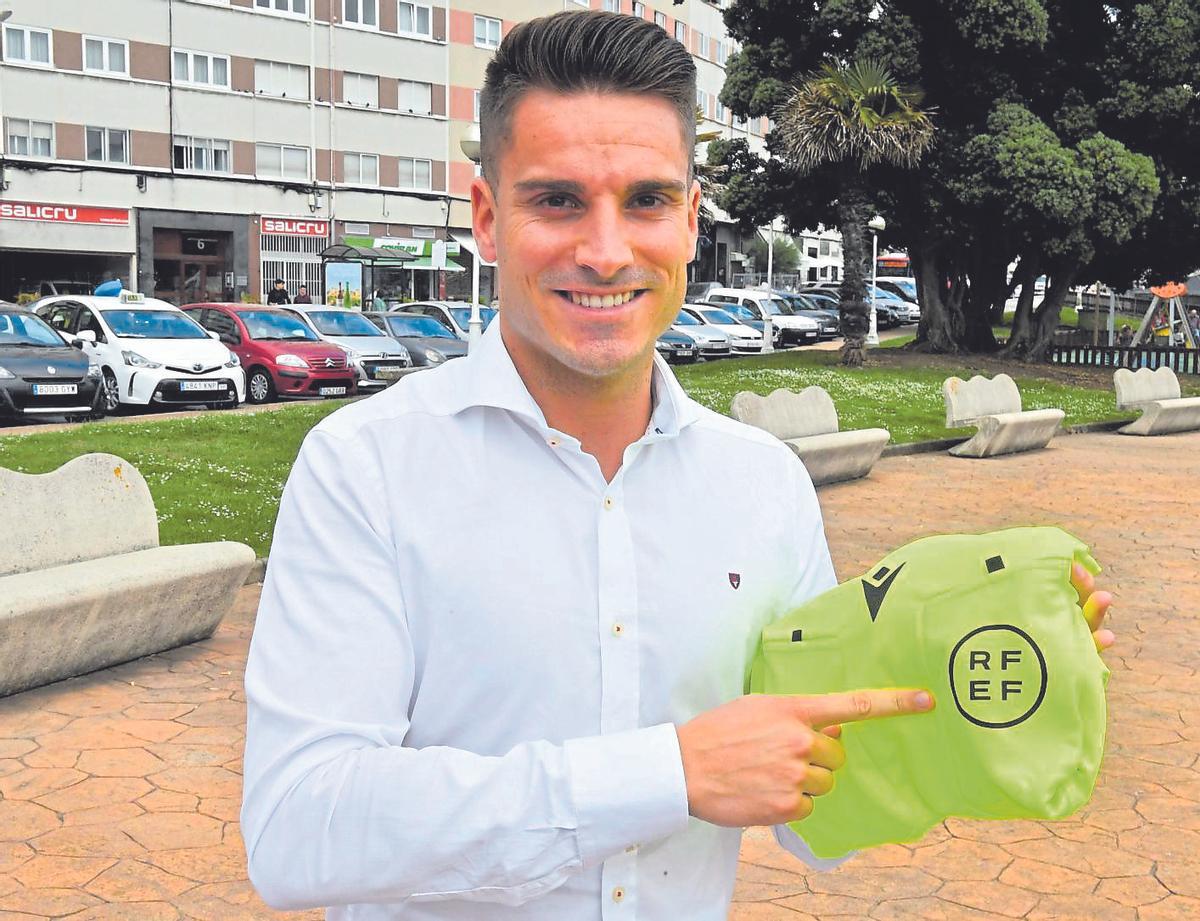 Diego Sánchez Rojo posa en la plaza de As Lagoas en 2022.