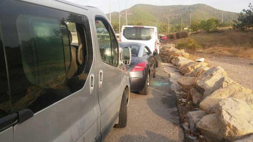 Fila de coches robados, donde pueden observarse cristales en el suelo de una de las ventanillas rotas.