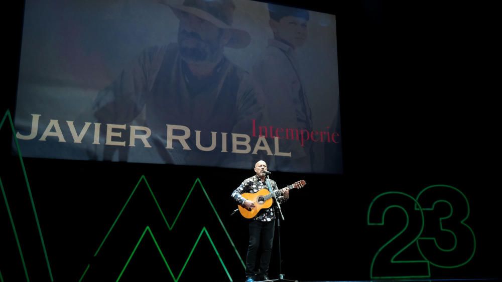 El Teatro Cervantes acogió una gala inaugural marcada por un aforo limitado, mascarillas por doquier y la ausencia de la tradicional y ambientada alfombra roja en sus aledaños.