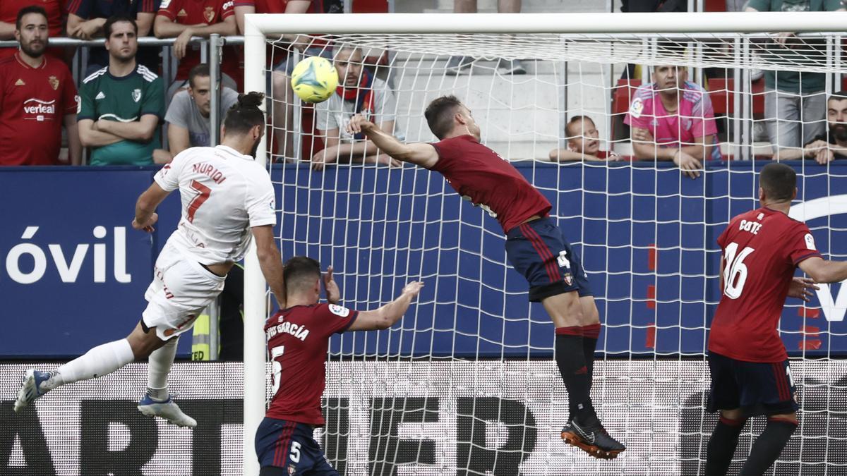 Muriqi remata de cabeza en el duelo ante Osasuna.