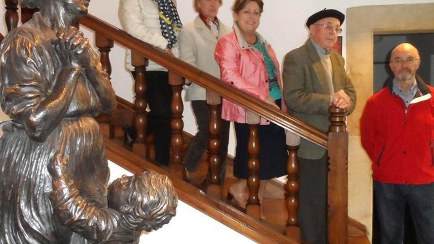 María Concepción Rodríguez, Josefina Rodríguez, María del Pilar Rodríguez, Alberto García y Abdón Durán, sobrinos del escultor, junto a la obra "Marinera". |