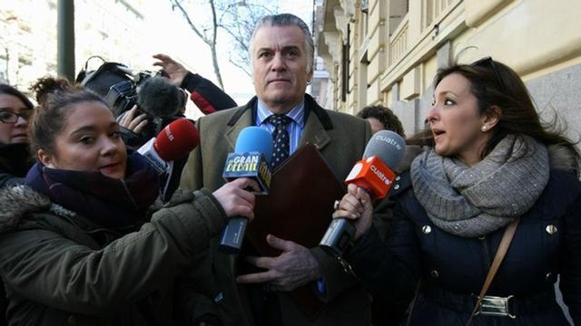 Luis Bárcenas, este martes, a la salida de su casa, en Madrid.