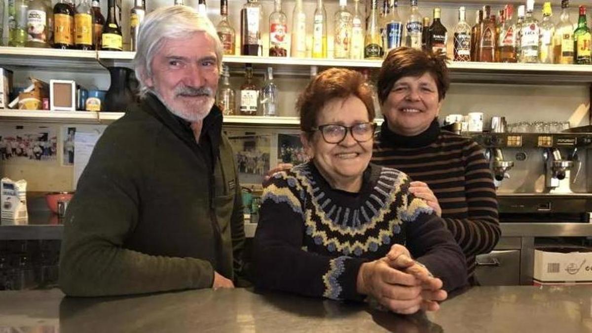 En el centro, Carmina Rubio acompañada por su yerno Manuel Arnaldo y su hija Pilar Arnaldo.