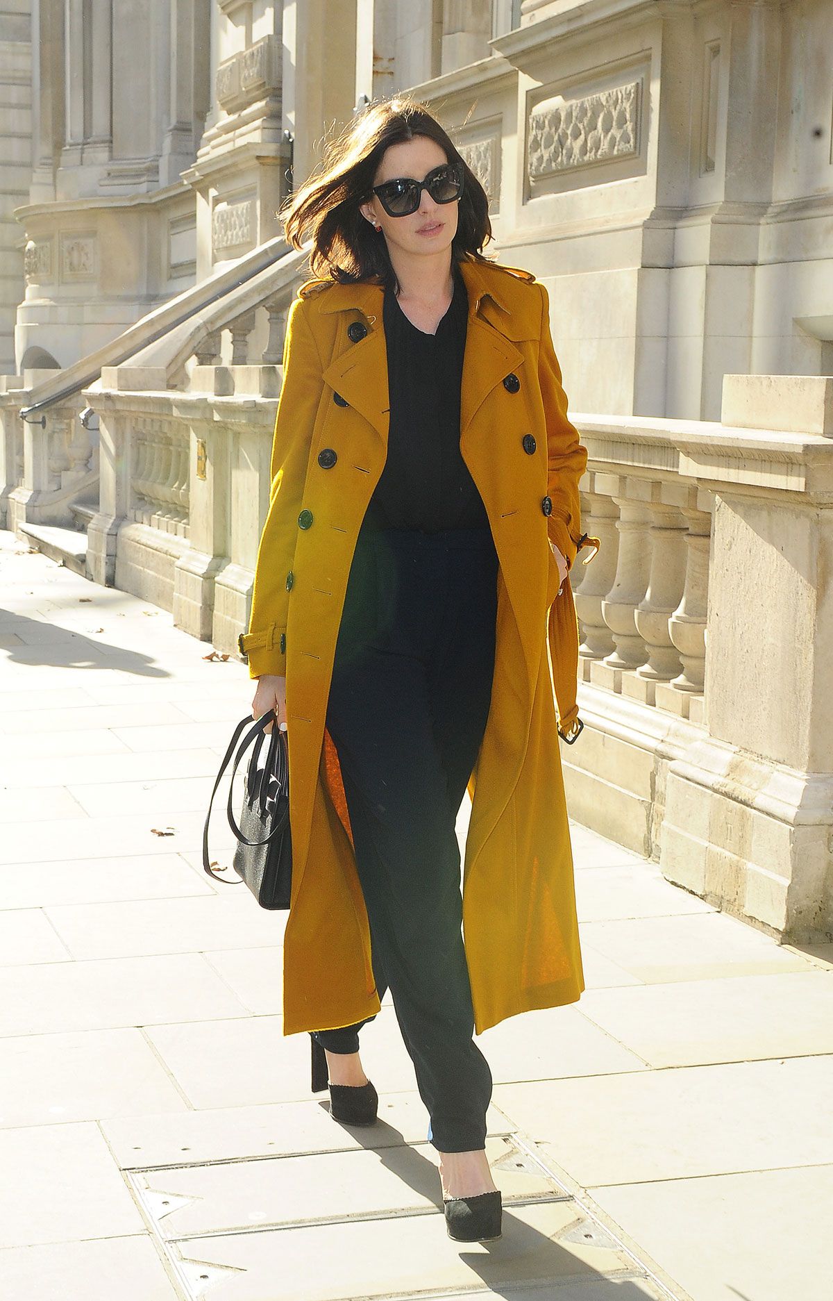 El trench de Burberry de Anne Hathaway