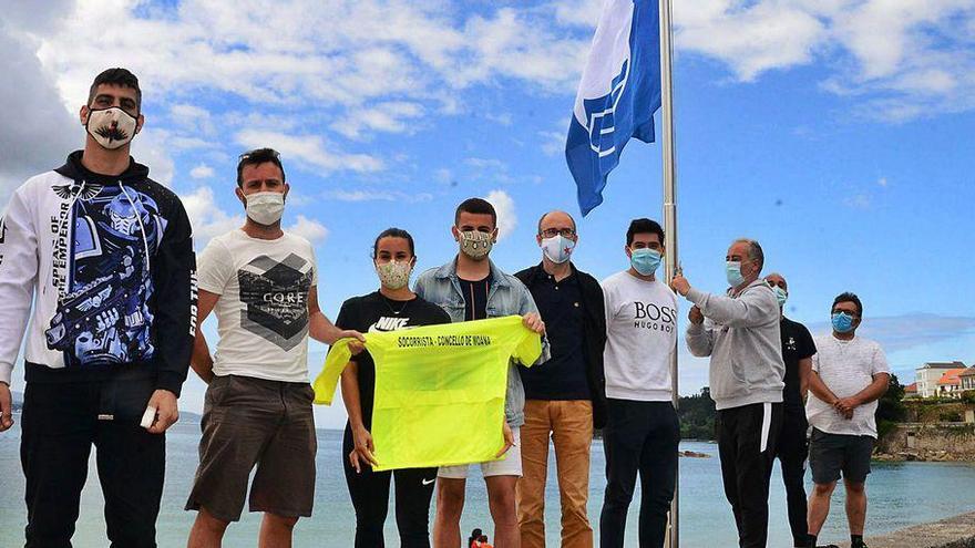 El edil de Medio Ambiente, Odilo Barreiro (centro) con los socorristas y patrones en el izado de la bandera azul en O Con.