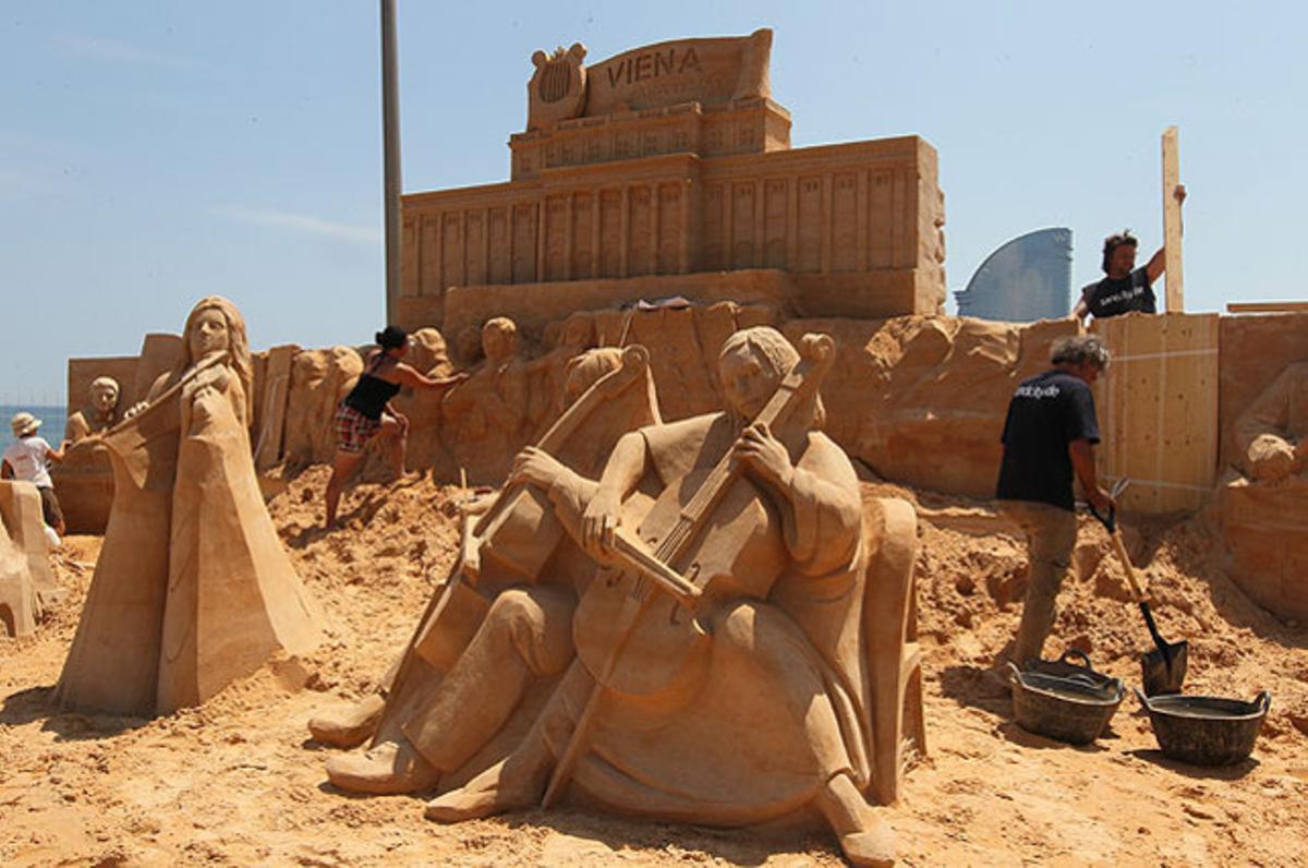 Escultura de sorra per promocionar la ciutat de Viena, a la plaça del Mar de Barcelona.