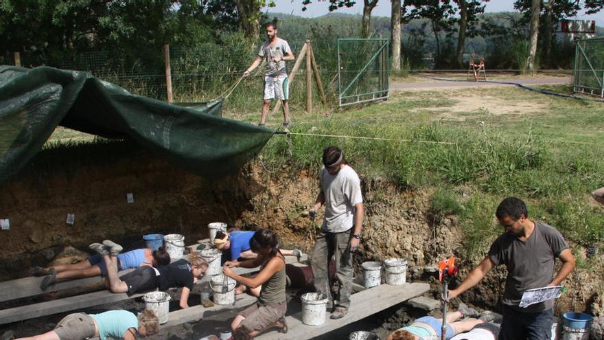 Un equip d&#039;arqueòlegs treballant al jaciment de la Draga, que aquest any compleix 25 anys