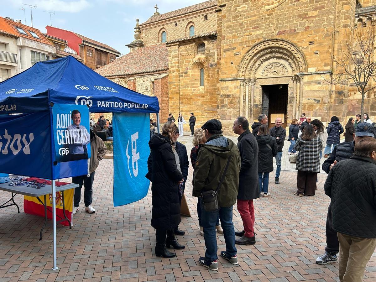 Mesa informativa del PP en Benavente.
