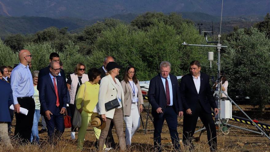 Luis Planas: &quot;El futuro ya está aquí, pero tiene que llegar a las pequeñas explotaciones&quot;