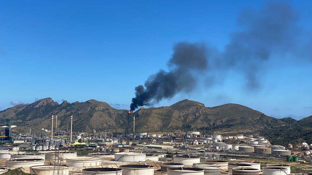 Columna de humo negro generada en Escombreras al activarse las antorchas.