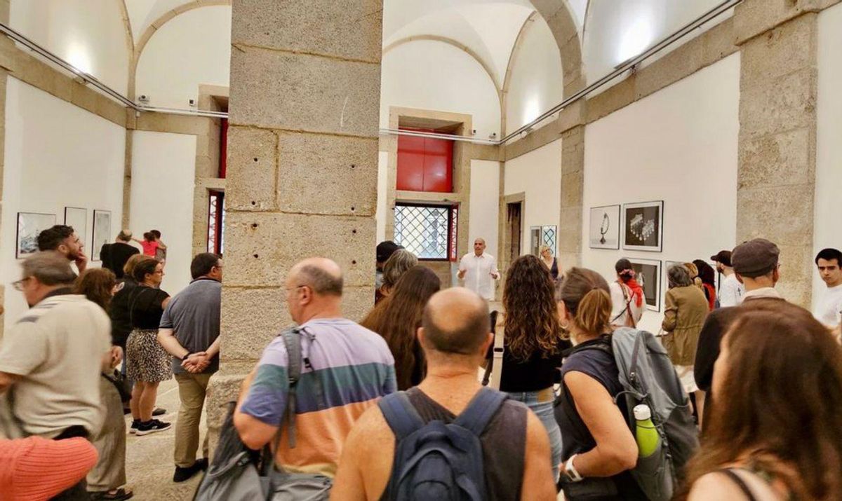 García de Marina, al fondo, durante la visita guiada a la exposición.