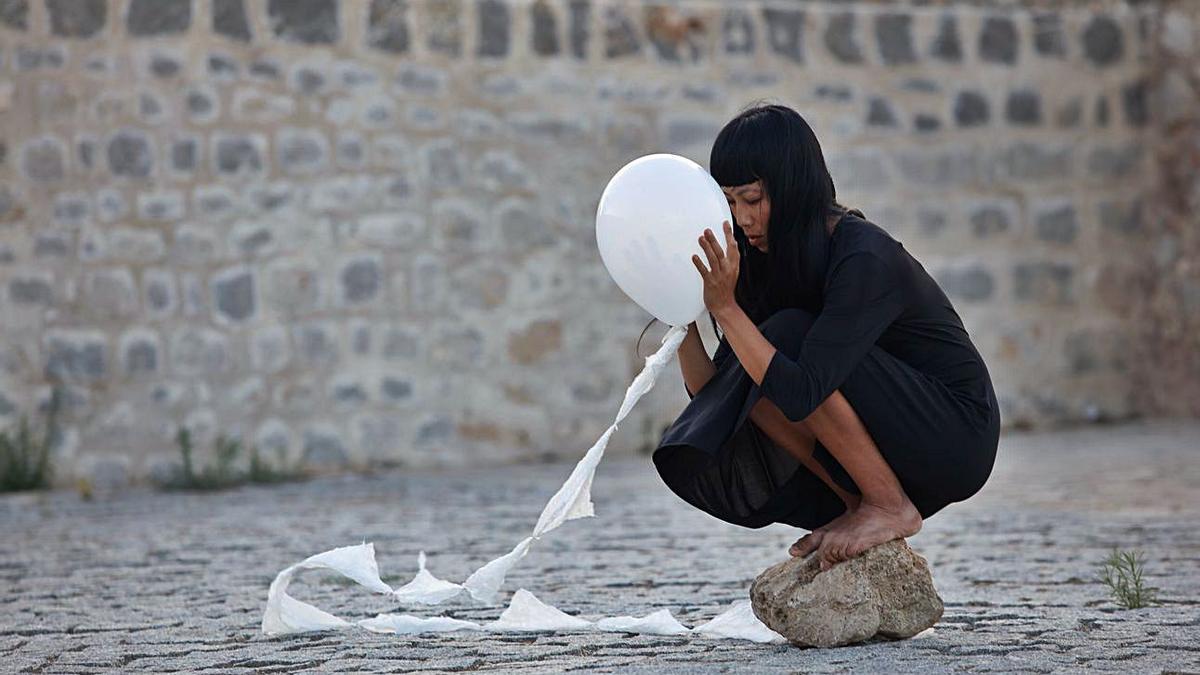 La artista inglesa Kimvi Nguyen, durante su performance titulada ‘Respiración anclada’ en el baluarte de Sant Pere. 