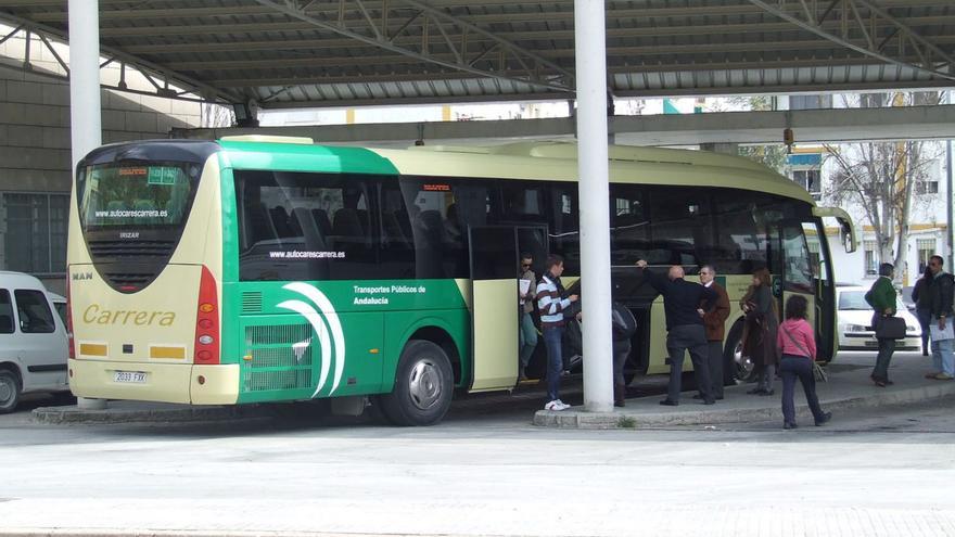 Varios viajeros bajan de un autobús que acaba de llegar a la estación de Montilla.