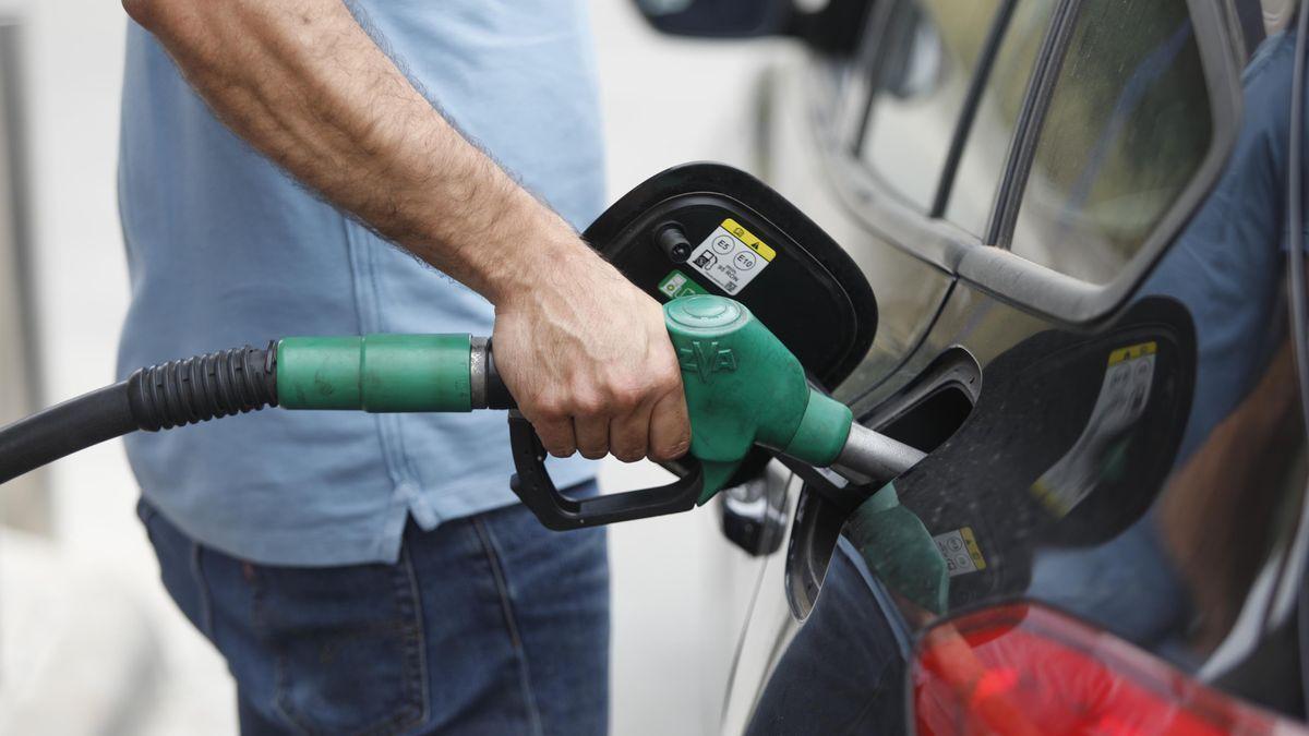Un hombre pone gasolina.