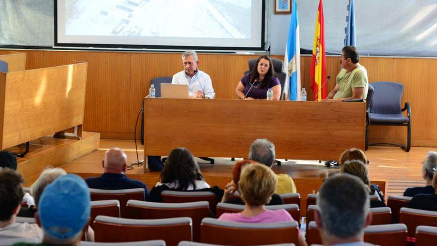 Asamblea en Cangas con miembros de la Plataforma y la alcaldesa. |   // G.N.