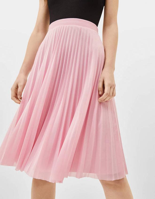Falda plisada rosa, de Bershka