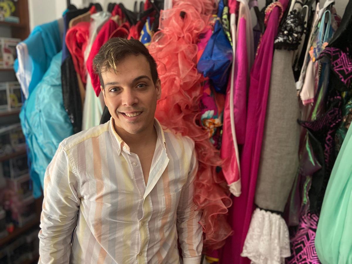 Iván muestra el armario con sus vestidos