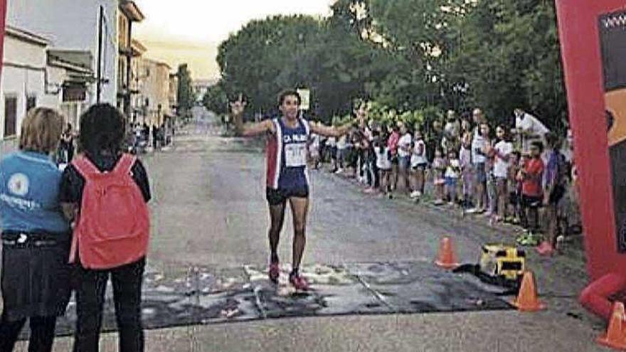 Manuel Salvador entra en la línea de meta de Artà.