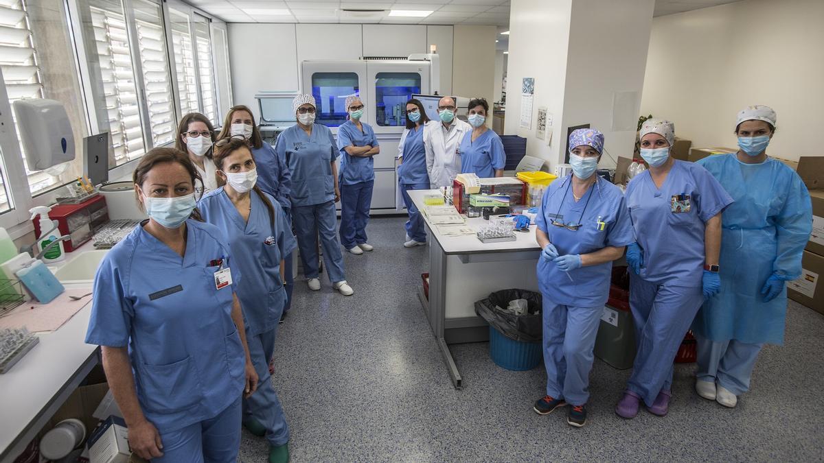 Imagen de parte de la plantilla del servicio de Microbiología del Hospital General de Alicante
