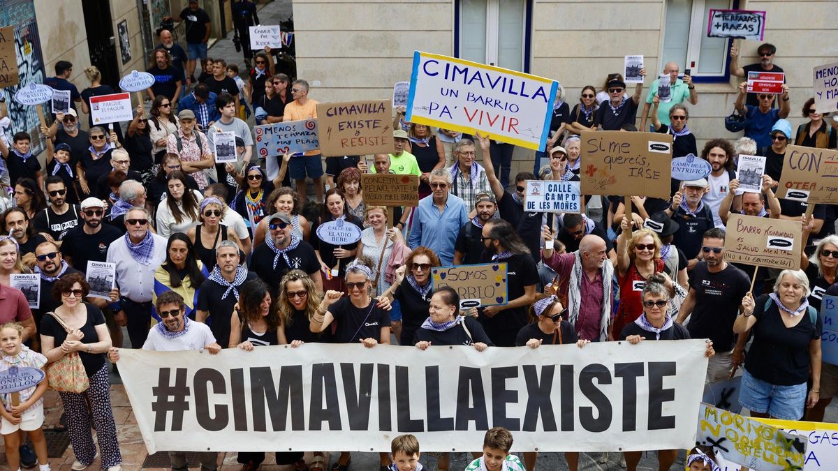 Los vecinos de Cimavilla salen a la calle contra el paseo gastro: "Queremos un barrio para vivir"