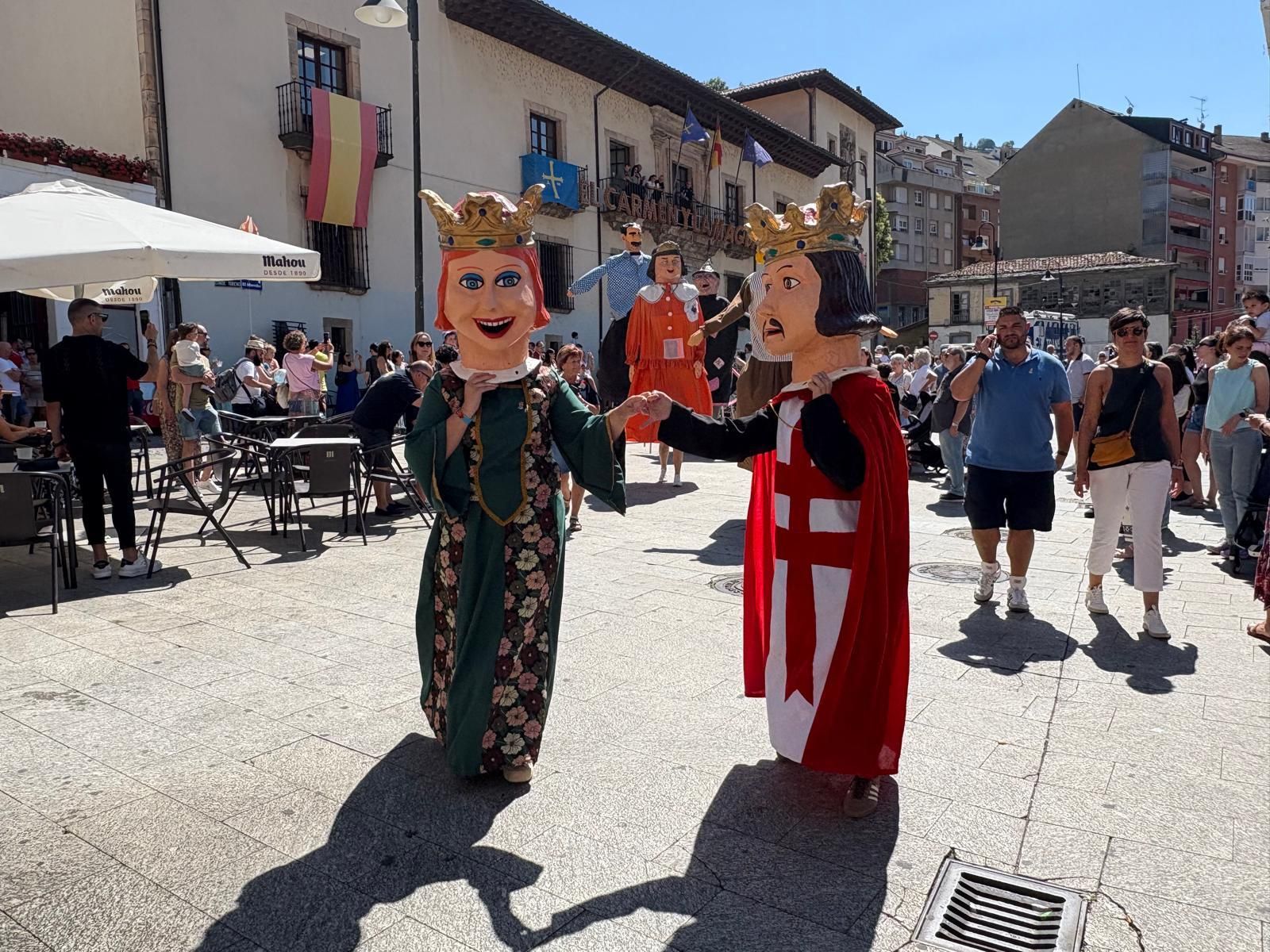 Los gigantes y cabezudos llenan de color y música Cangas del Narcea