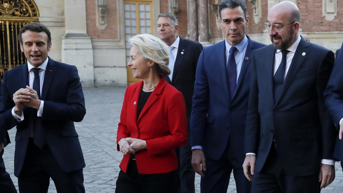 El presidente español Pedro Sánchez conversa con el presidente del Consejo Europeo, Charles Michel en presencia de la presidenta de la Comisión Europea, Ursula von der Leyeny el presidente francés Emmanuel Macron.