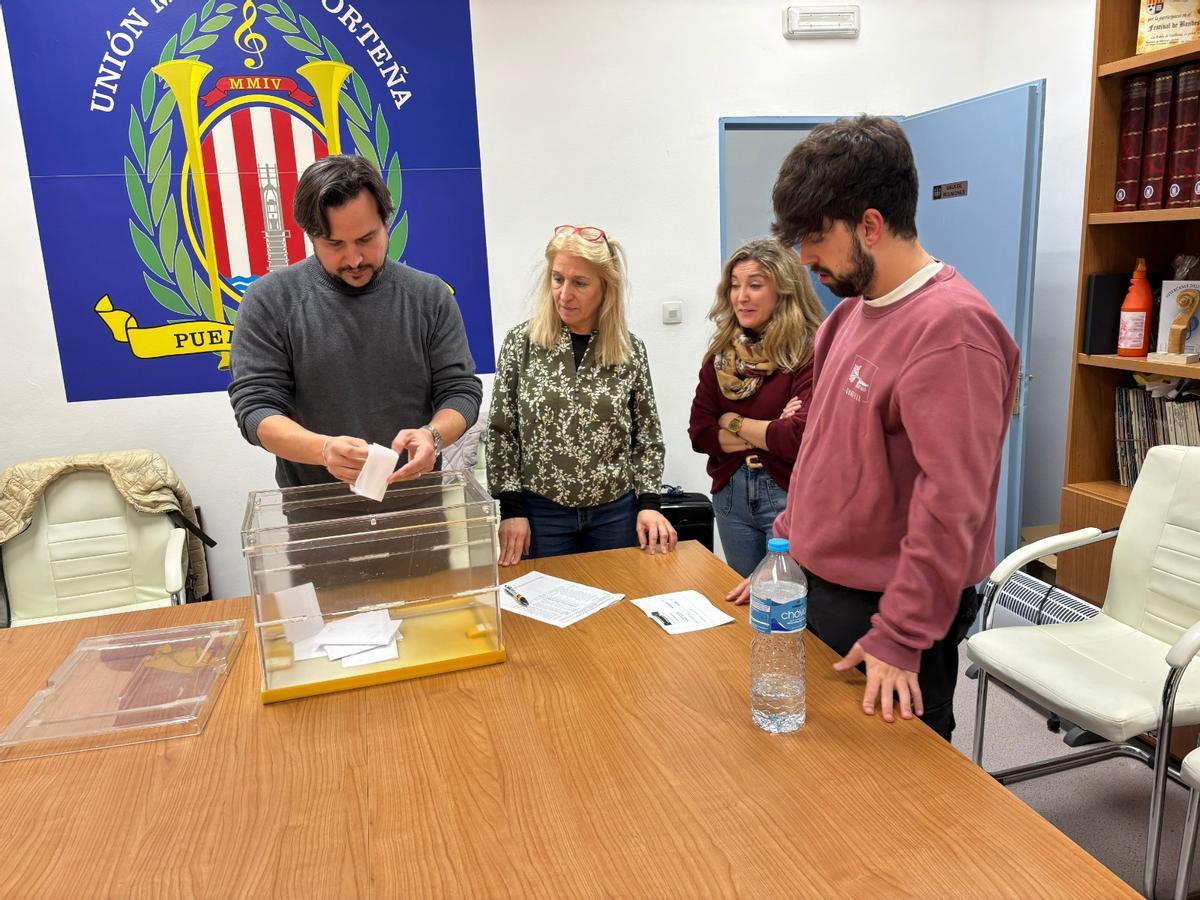 La mesa electoral realizando el recuento, tras finalizar la votación.