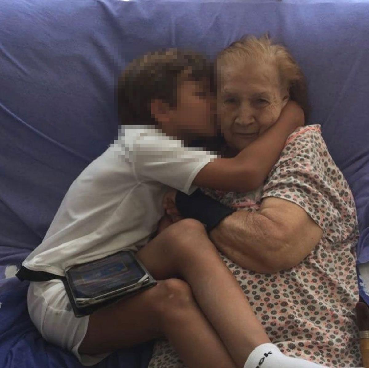 El hijo de Alba Carrillo con su abuela Eloísa