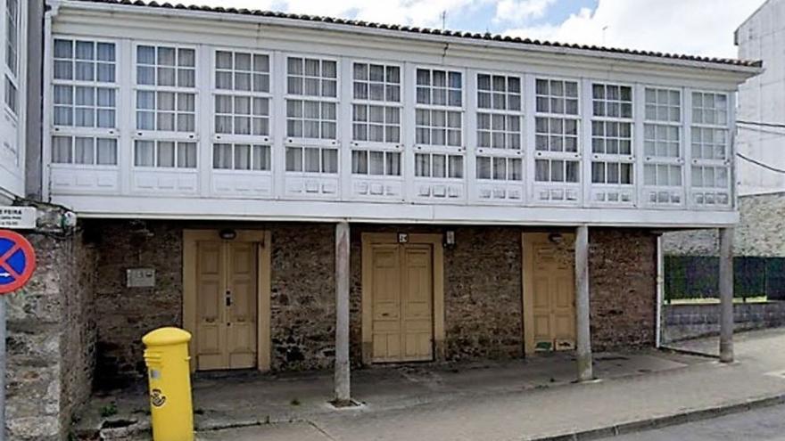 Vivienda de 1900 que fue una antigua tienda en A Rabadeira, hoy en venta. |   // L.O.