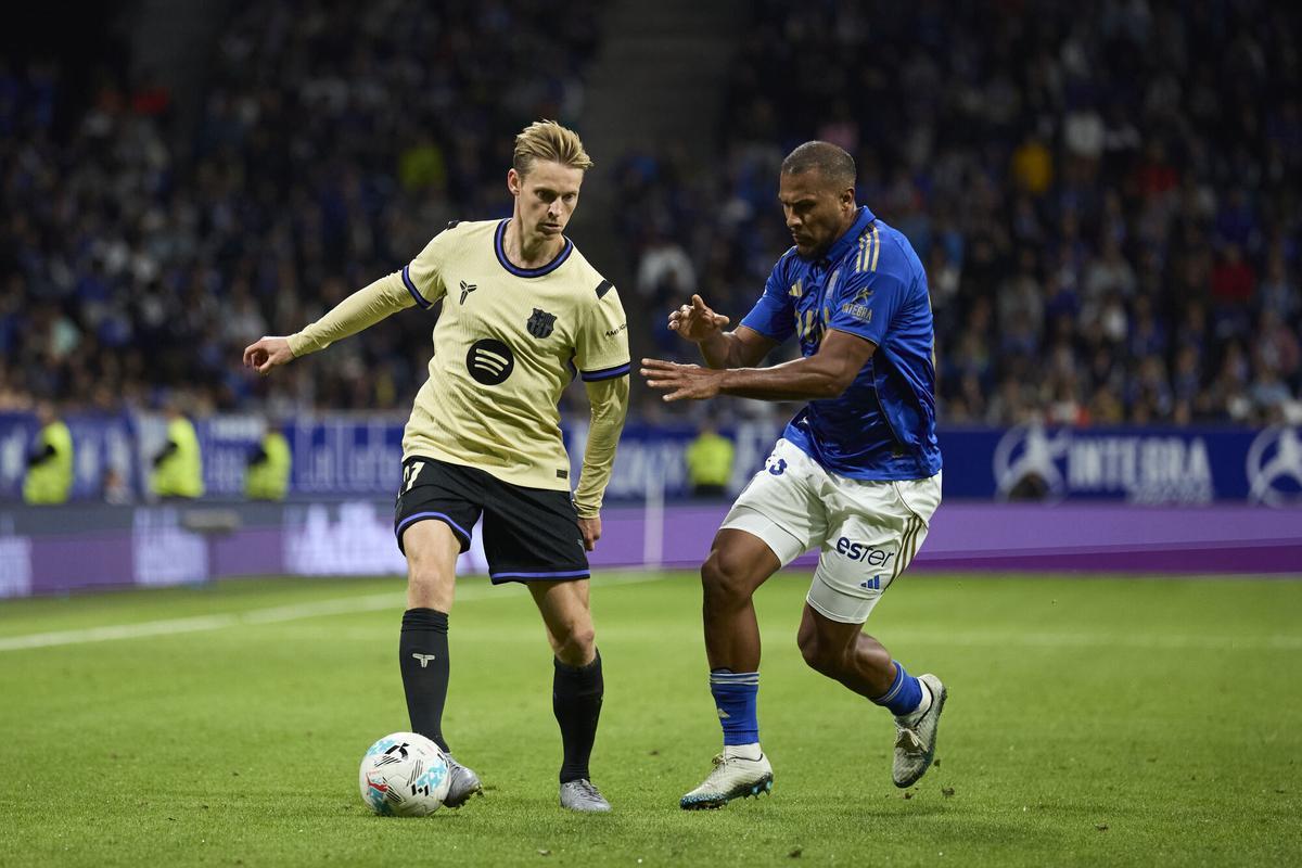 Frenkie de Jong of FC Barcelona competes for the ball with Salomon Rondon of Real Oviedo during the LaLiga EA Sports match between Real Oviedo and FC Barcelona at Carlos Tartiere on September 25, 2025, in Oviedo, Spain. AFP7 25/09/2025 ONLY FOR USE IN SPAIN. Ricardo Larreina / AFP7 / Europa Press;2025;SPAIN;SPORT;ZSPORT;SOCCER;ZSOCCER;Real Oviedo v FC Barcelona - LaLiga EA Sports