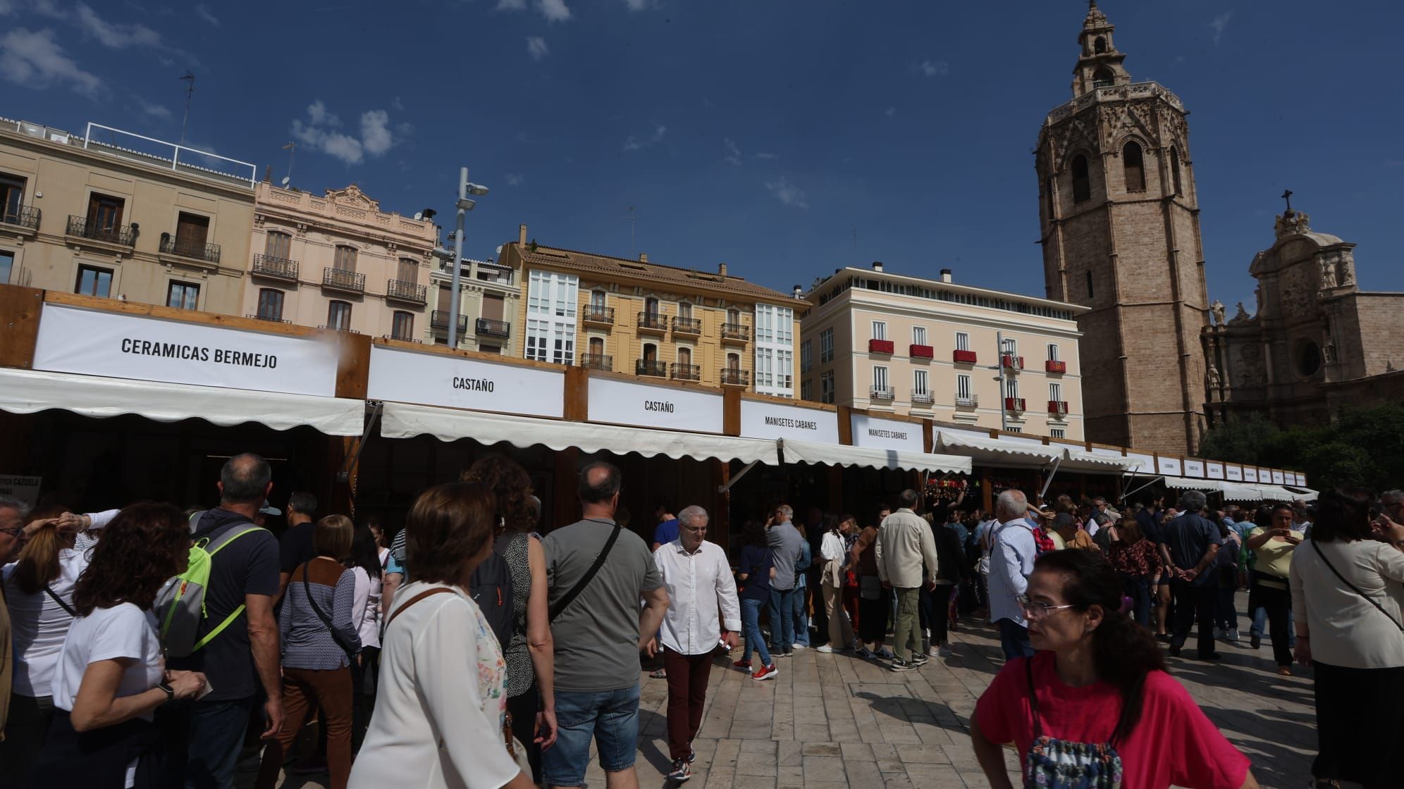 El buen tiempo acompaña en la apertura del mercado de la 'Escuraeta'