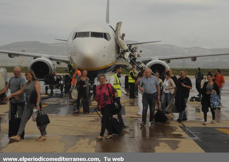 GALERÍA DE FOTOS -- Primer vuelo comercial en el aeropuerto de Castellón