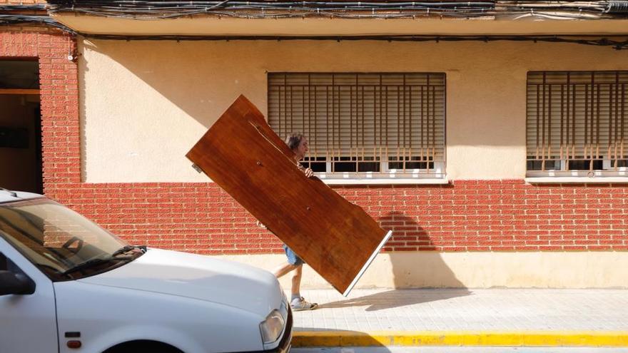 Detenido tras atrincherarse ocho horas con su mujer y su hijo en la Pobla de Farnals