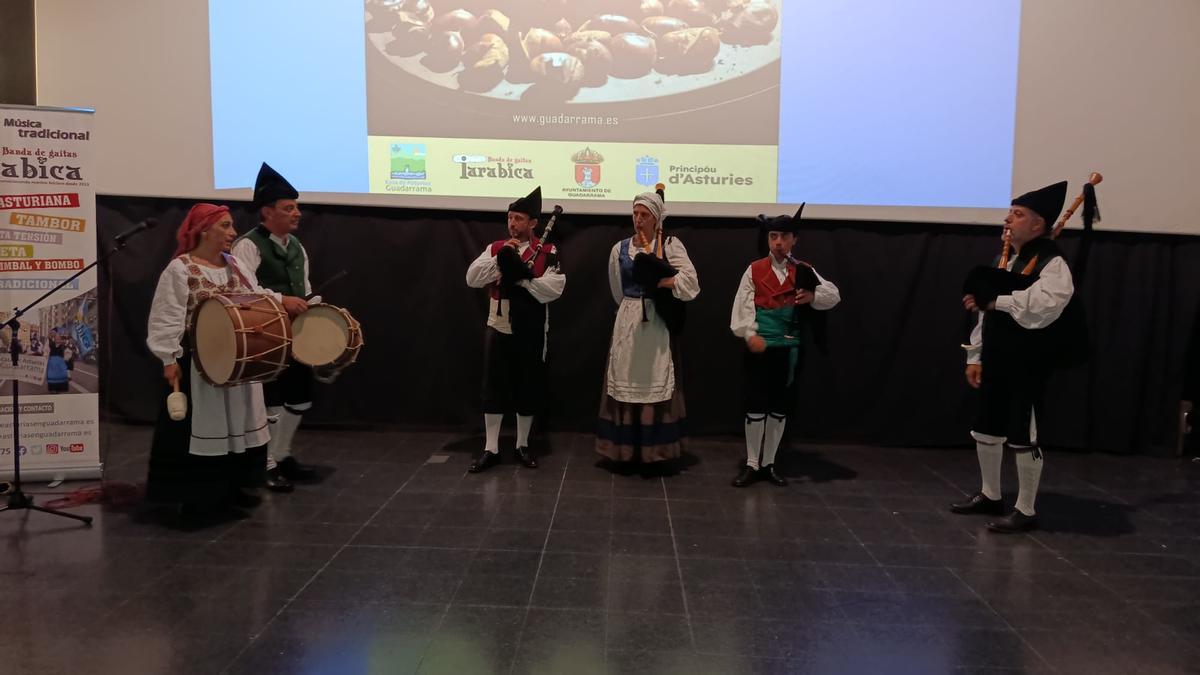 La Tarabica, banda de gaitas de Guadarrama, durante la fiesta