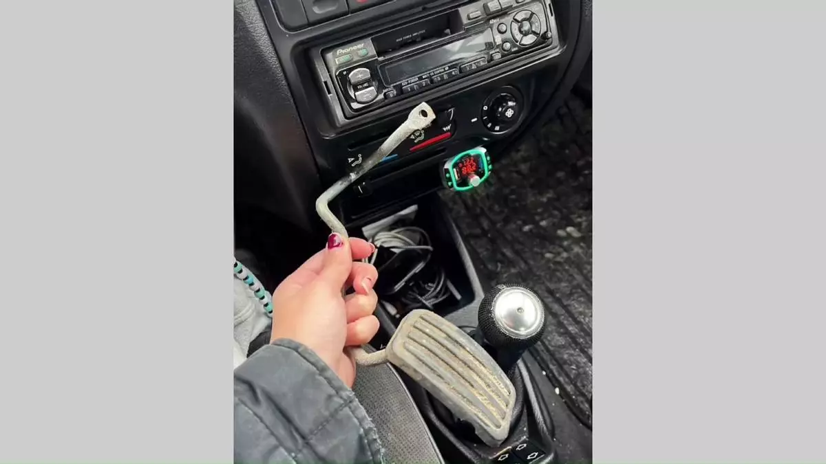 "Se chega a ser o de frear espétome": la surrealista situación con su coche de una estudiante de Santiago