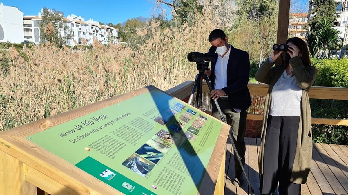 Cristóbal Ortega y María Victoria Martín-Lomeña observan las aves desde el nuevo mirador de la Senda Litoral en la desembocadura del río Verde.