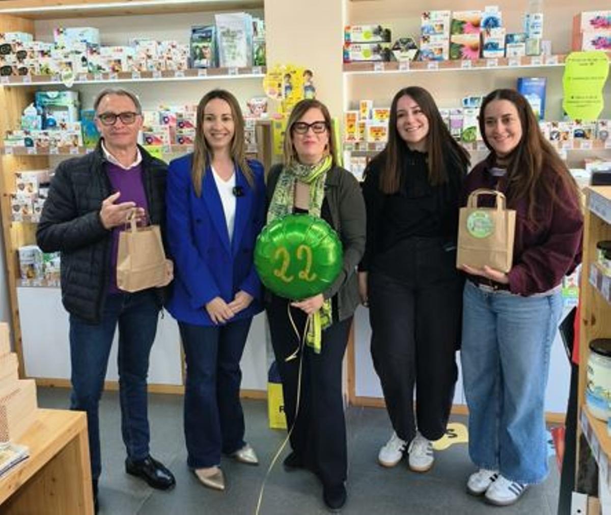 La alcaldesa de Museros y el concejal de Comercio , apoyan a un negocio local.