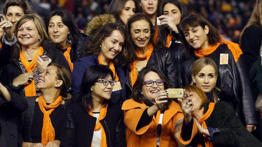 Mónica Oltra, se hace un «selfi» en presencia de la presidenta del Valencia CF, Layhoon, en el acto de homenaje a las mujeres de 2015.