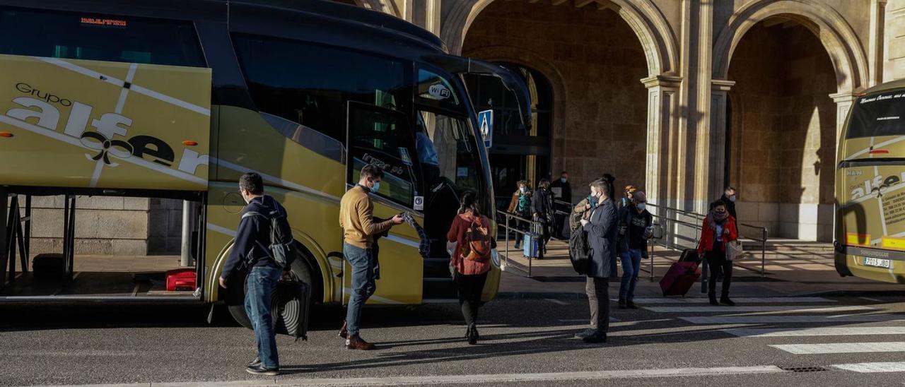 Viajeros en la estación de tren de Zamora.