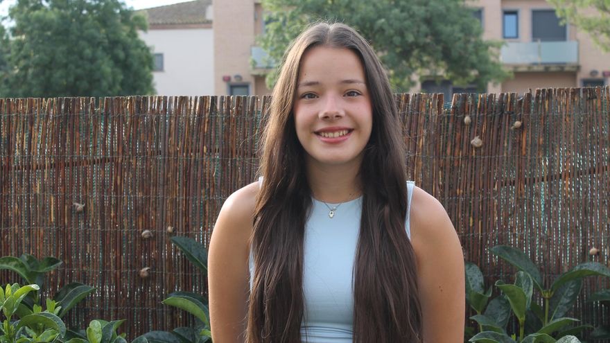 Jana Illa, una de les estudiants de Figueres amb millor nota a les PAU: &quot;Hi ha qui queda parat perquè no s&#039;espera que triï una carrera d&#039;idiomes&quot;