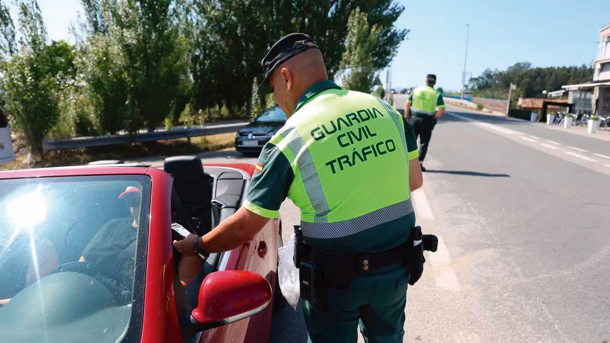 Un guardia civil realiza un control de alcoholemia a un conductor en Cambados.