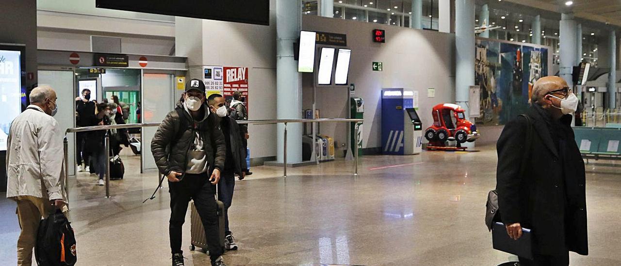 Pasajeros en el aeropuerto de Peinador.